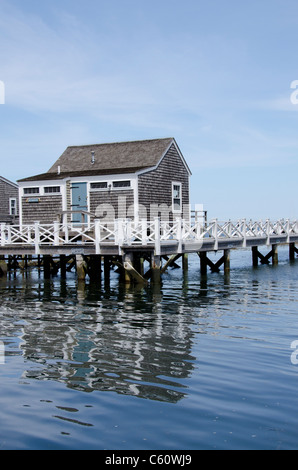 L'île de Nantucket, Massachusetts. Tout droit, le port Quai quai typique des chalets. Banque D'Images