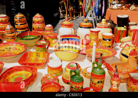 La poterie traditionnelle de couleur vive en vente sur un étal à Anduze, Gard, France. Banque D'Images