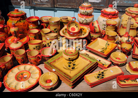 La poterie traditionnelle de couleur vive en vente sur un étal à Anduze, Gard, France. Banque D'Images