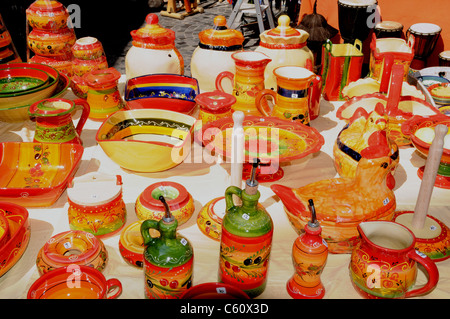 La poterie traditionnelle de couleur vive en vente sur un étal à Anduze, Gard, France. Banque D'Images