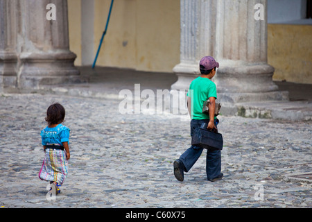 Les enfants autochtones, Antigua, Guatemala Banque D'Images