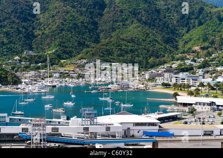Petit port de plaisance idyllique sur une journée ensoleillée Banque D'Images
