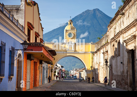 Volcan Agua Santa Catalina, Arch, Calle del Arco, Antigua, Guatemala Banque D'Images