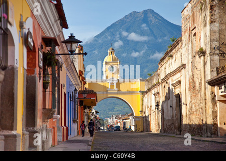 Volcan Agua Santa Catalina, Arch, Calle del Arco, Antigua, Guatemala Banque D'Images