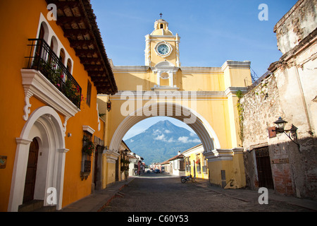 Volcan Agua Santa Catalina, Arch, Calle del Arco, Antigua, Guatemala Banque D'Images