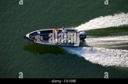 Photo aérienne de deux hommes âgés en cours dans un petit bateau de pêche bass sur Lock Lomond à Bella Vista, arche. Banque D'Images