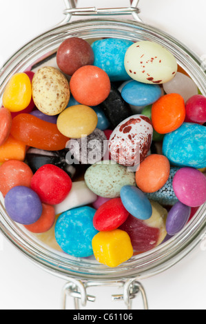 Assortiment de bonbons colorés pour enfants et des bonbons dans un bocal Banque D'Images