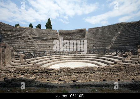 Théâtre antique et de l'arena à Pompéi en Italie. Ville détruite par volcano Mt Vésuve. Banque D'Images