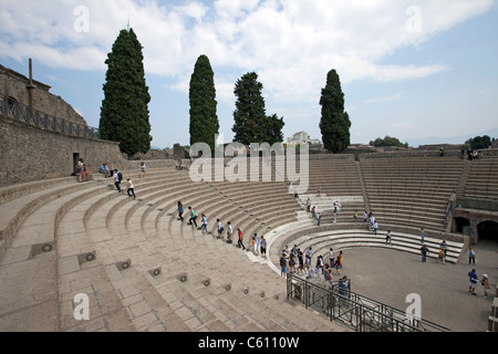 Pompéi Italie zone historique des ruines de l'éruption du volcan et le site de l'archéologie. Théâtre antique avec les touristes en étapes. Banque D'Images
