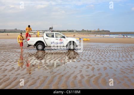 Sauveteurs et leur fait don de véhicule de patrouille Mitsubishi sur la plage Pavillon Bleu de Sandhaven à South Shields, North East, Angleterre Banque D'Images