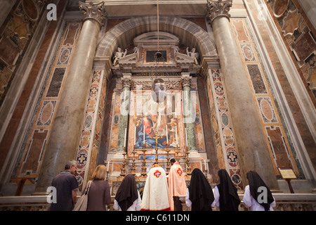 L'Italie, Rome, le Vatican, la Basilique St Pierre, Petite masse publique Banque D'Images