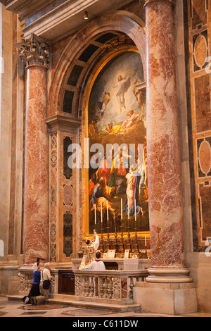 L'Italie, Rome, le Vatican, la Basilique St Pierre, Petite masse publique Banque D'Images