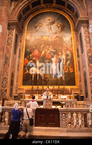 L'Italie, Rome, le Vatican, la Basilique St Pierre, Petite masse publique Banque D'Images