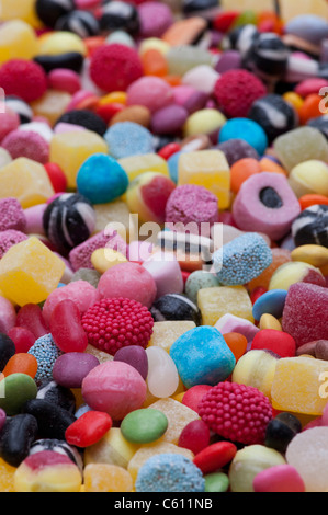 Assortiment de bonbons colorés pour enfants et des bonbons. La farandole de réglisse, Smarties, ananas en cubes, humbugs, bonbons, dragées et mélanges dolly Banque D'Images