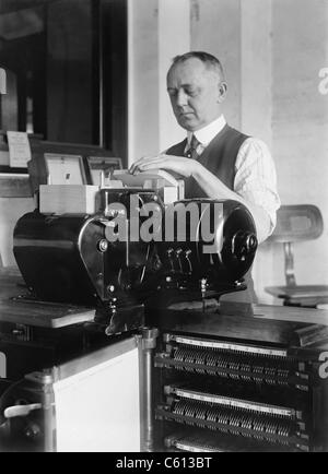 Man loading cartes perforées dans un tabulating machine utilisée dans le recensement des États-Unis de 1920. C'est un prédécesseur de calculateurs électroniques, et travaillé par la lecture des cartes perforées mécaniquement avec l'information codée. Banque D'Images