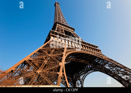 La Tour Eiffel de près. Paris, France. Banque D'Images