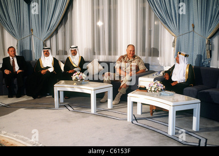 Le général Norman Schwarzkopf visites avec cheikh Isa Bin Salman Al-Khalifa l'émir de Bahreïn Bahreïn et d'autres dignitaires. Schwarzkopf visité Bahreïn à reconnaître leur aide pour chasser les forces iraquiennes du Koweït au cours de l'opération Tempête du désert. Mar., Photo par:Everett Collection(BSLOC 2011 6 138) Banque D'Images