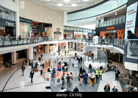 Arndale Centre, Manchester, Angleterre. Magasins de détail Shoppers et boutiques dans la zone piétonne du centre commercial du centre-ville Banque D'Images