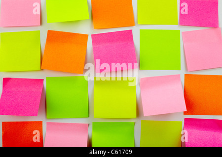 Image de papiers colorés remarque coincé dans plusieurs lignes Banque D'Images