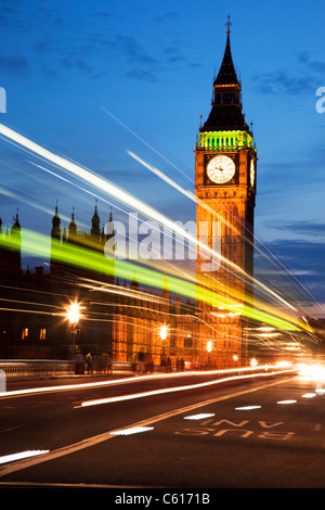 Big Ben avec les Chambres du Parlement et de la circulation pédestre sur le pont de Westminster, Londres Banque D'Images