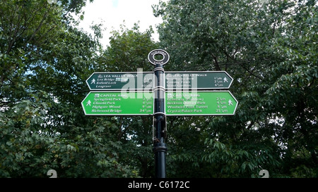 Lea Valley à pied et anneau Capital à signpost vieille Ford Lock, East London England UK KATHY DEWITT Banque D'Images