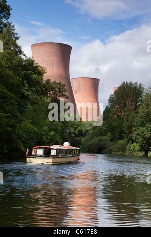 Un bateau sur la rivière Severn près de Buildwas Power Station, Shropshire, England, UK Banque D'Images