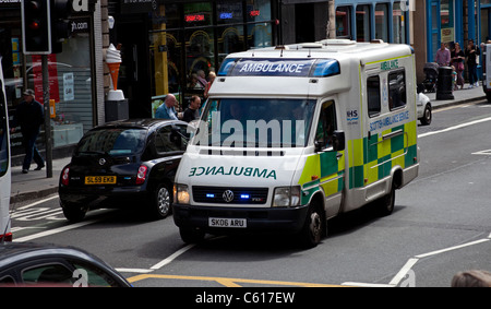 CSpeeding ambulance avec feux bleus clignotants sur un emergencyall voyageant par le trafic Edinburgh Scotland UK Europe Banque D'Images