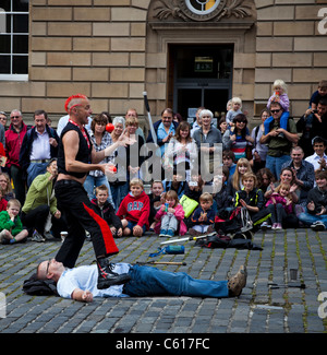 Mighty Gareth Edinburgh Fringe Festival Street Performer et balles de jonglage le couteau au-dessus de 2011 bénévoles Banque D'Images