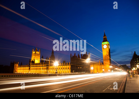 Sentiers de la circulation sur le pont de Westminster avec les Chambres du Parlement, nuit, Londres Banque D'Images