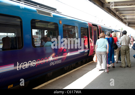 Les passagers qui attendent à bord d'un premier train Transpennine en gare en Angleterre. Banque D'Images