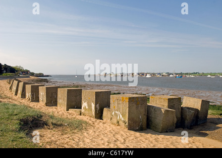 La Seconde Guerre mondiale, deux blocs de béton anti-char, rivière Deben Bawdsey, Ferry, Suffolk, UK. Banque D'Images