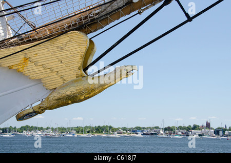 Le Massachusetts, New Bedford. US Coast Guard Tall Ship, Baroque Eagle (327) WIX museum, Fairhaven au loin. Banque D'Images