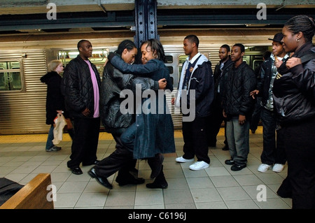 La danse de l'adolescence dans la station de métro de Times Square après avoir vu le film "Prendre la tête" le 6 avril 2006. (© Frances M. Roberts) Banque D'Images