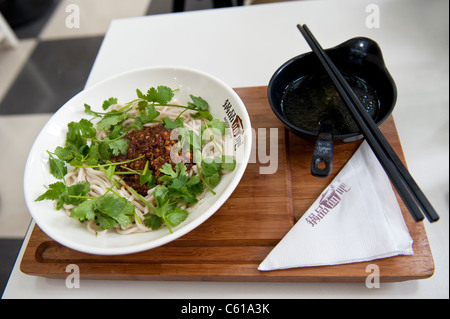 La viande hachée épicée chinois Noddles dans un fast-food près de la vieille ville, Shanghai Banque D'Images