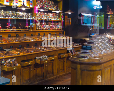 Chocolatier Français Boutique, maison Georges Larnicol', des pâtisseries, du chocolat sur l'affichage Banque D'Images