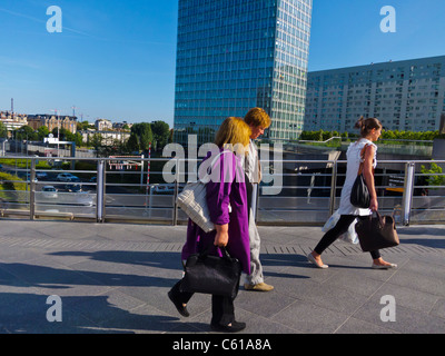 Paris, France, Centre d'affaires la Défense, vues, personnes en groupe, femmes, Marche sur le parvis, navetteurs Banque D'Images