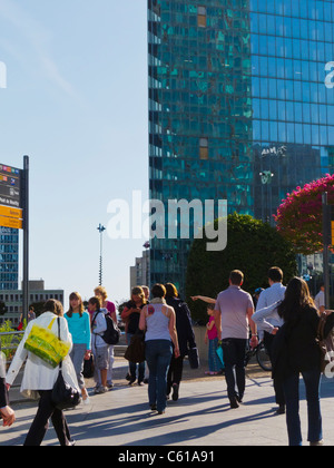 Paris, France, Centre d'affaires de la Défense, vues, foule nombreuse à pied, sur le Parvis, la Défense et banlieue Banque D'Images