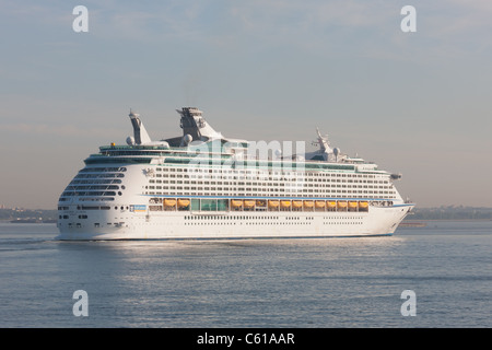 Bateau de croisière Royal Caribbean Explorer of the Seas dans le port de New York. Banque D'Images