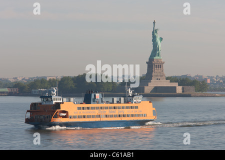 Staten Island Ferry Alice Austen passe la Statue de la liberté en route à partir de Manhattan à Staten Island à New York Harbor. Banque D'Images