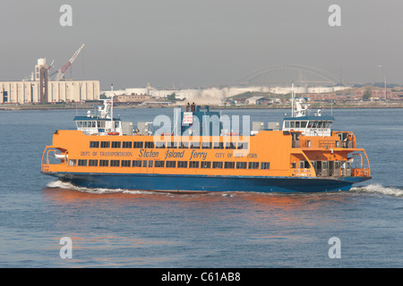 Staten Island Ferry 'Alice Austen' en route à partir de Manhattan à Staten Island à New York Harbor. Banque D'Images