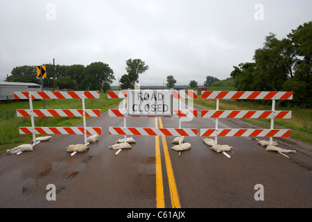 L'autoroute et route fermée en raison des inondations barrière Iowa USA United States of America Banque D'Images