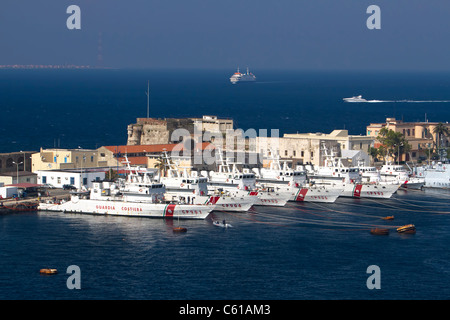 Les navires de la Garde côtière de la Marine italienne en port à Messine, en Sicile. Croisière bateaux ferry entre Island et l'Italie continentale. Banque D'Images