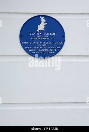 Blue plaque indiquant que Beatrix Potter séjourné ici 2, Croft exposée à Tenby, Pays de Galles. Banque D'Images