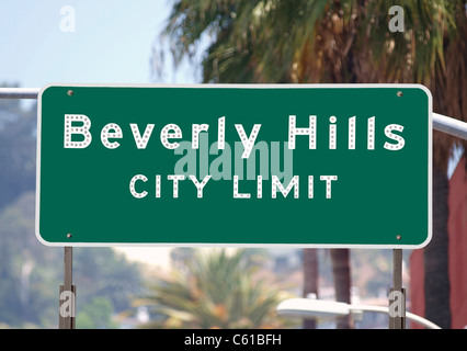 Les limites de la ville de Beverly Hills signe avec palmiers. Banque D'Images