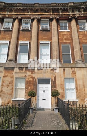Droite vue d'une propriété en terrasses géorgiennes dans le Royal Crescent, Bath, Angleterre. Banque D'Images