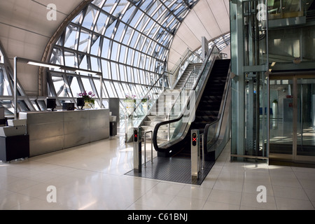 Escalator et escalier en grand aéroport moderne, Bangkok, Thaïlande Banque D'Images