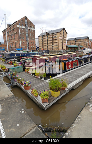 Étroit Canal bateaux et yachts et autres bateaux fluviaux amarré jusqu'au quais nouvellement restauré, à Gloucester, Gloucestershire Angleterre Banque D'Images