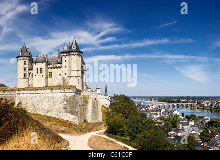 Saumur chateau surplombant la ville et le fleuve Loire, Maine et Loire, Loire, France Banque D'Images