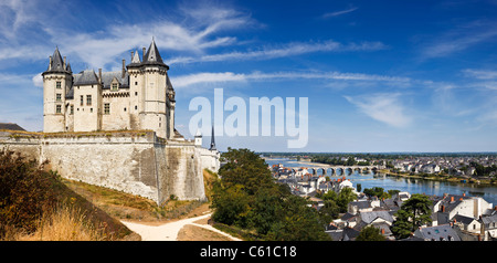 Saumur chateau surplombant la vallée de la Loire, Maine et Loire, France, l'Europe en été Banque D'Images