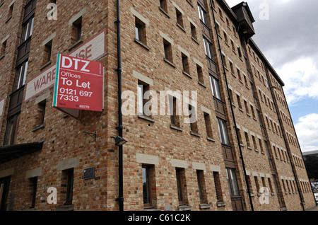 Anciens entrepôts à Gloucester Docks d'être converti en bureaux en vente. Banque D'Images